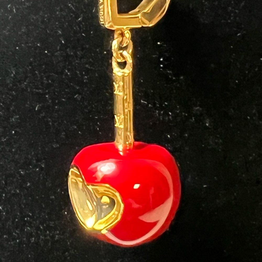 Louis Vuitton Caramel Apple Lacquer
Yellow Gold 18 Karat Pendant Charm❤️❤️ - Picture 4 of 13